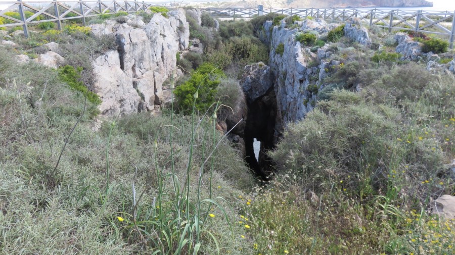Grotte dans la forteresse de Sagres Grotte dans la forteresse de Sagres